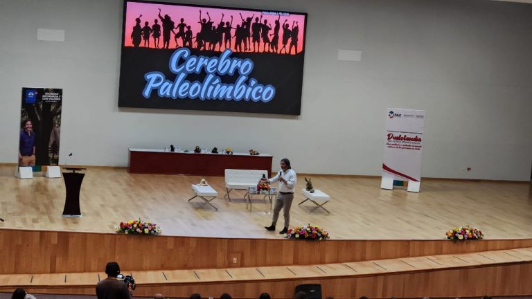 Imparten conferencia sobre duelo y pérdida