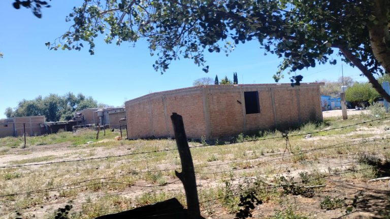 Falta de servicios impide construir casa en San José