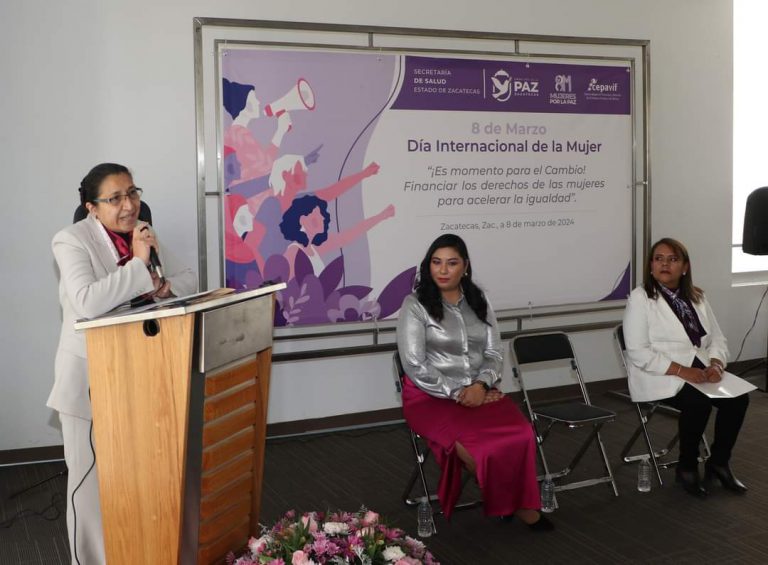 Imparten conferencia sobre desafíos de las mujeres