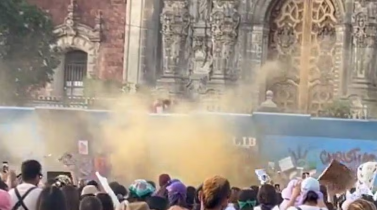 ‘Nos están gaseando’: Mujeres denuncian represión en marcha del 8M en el Zócalo