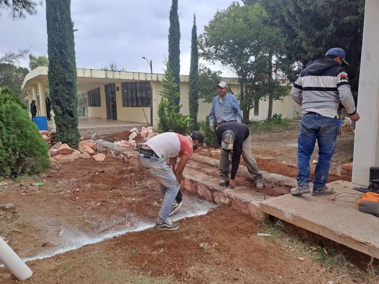 Prevén entregar obras a escuelas este mes