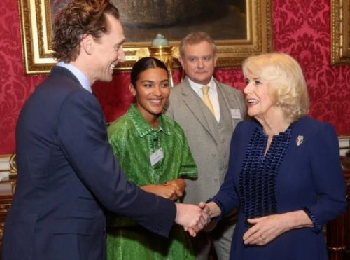Pronuncia Tom Hiddleston discurso a nombre de Carlos III