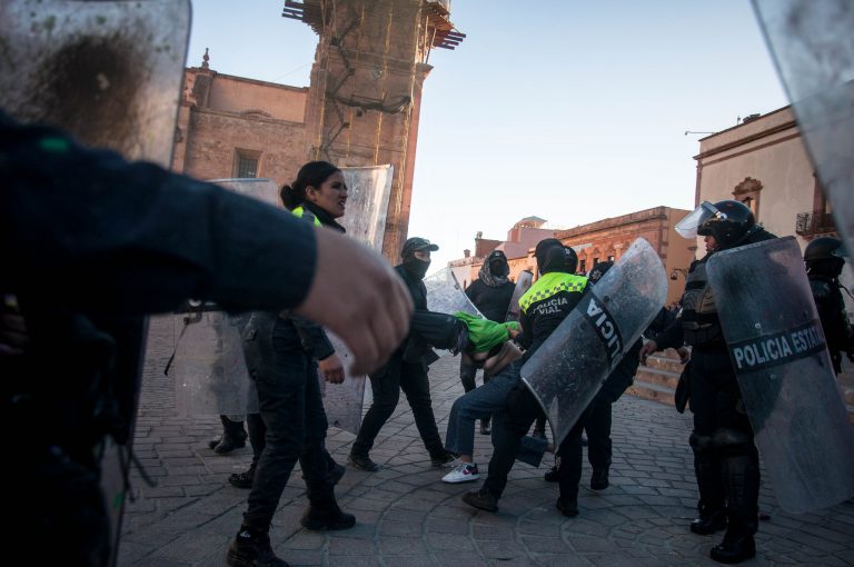 REPRIME GOBIERNO MARCHA DE MUJERES