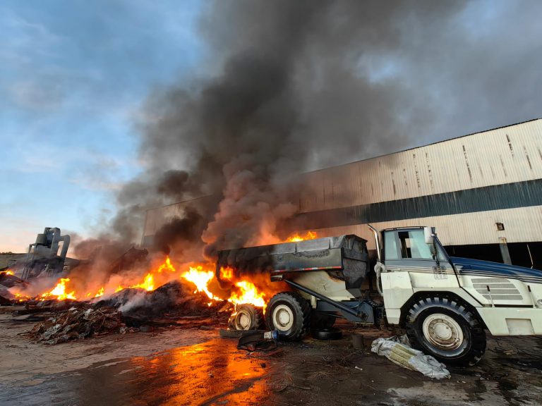 Se incendian plásticos y neumáticos en la zona industrial