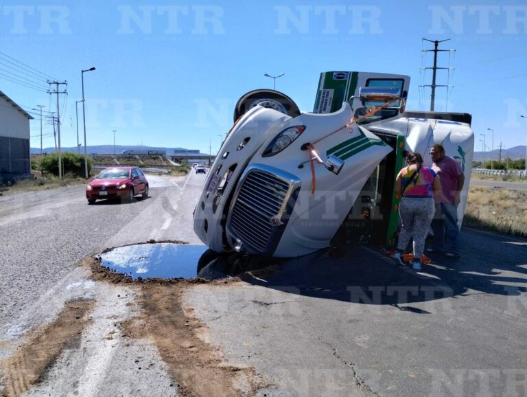 Se vuelca tráiler cargado de rollos de papel