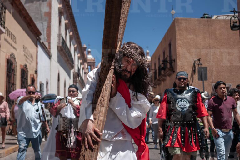 Realizan viacrucis en el Centro Histórico