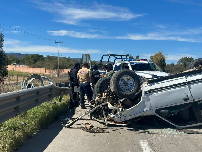 Vuelca camioneta sobre carretera federal 45
