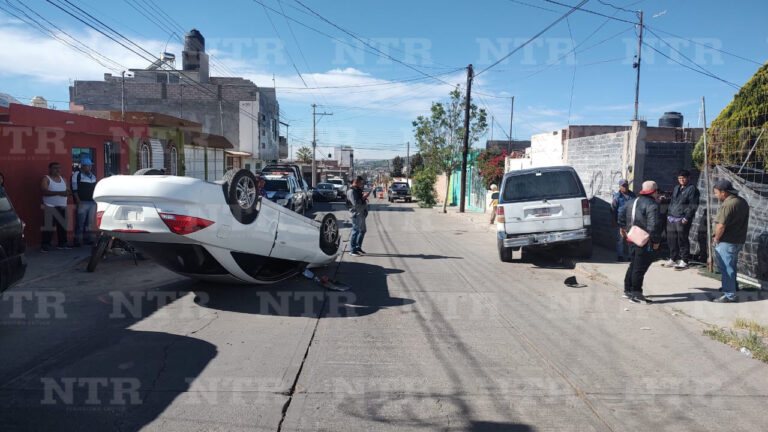 Volcadura deja una mujer lesionada