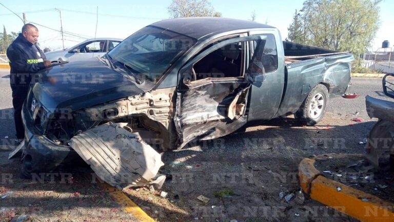 Chocan camionetas en calzada Proaño