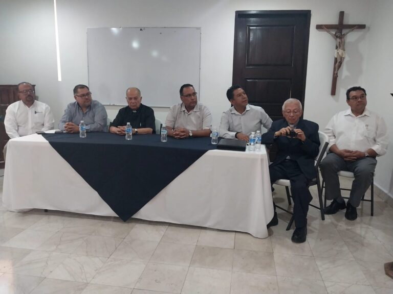 Presentan archivo histórico de la parroquia de La Purificación