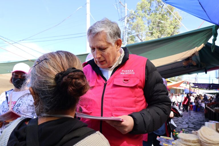 Conversa Heladio Verver con comerciantes