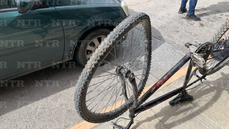 Hombre se lesiona al impactar su bicicleta contra automóvil