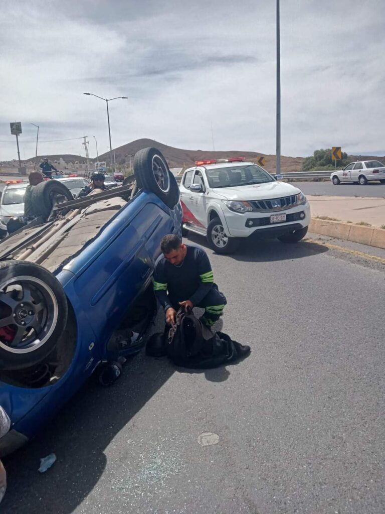 Mujer resulta lesionada en volcadura