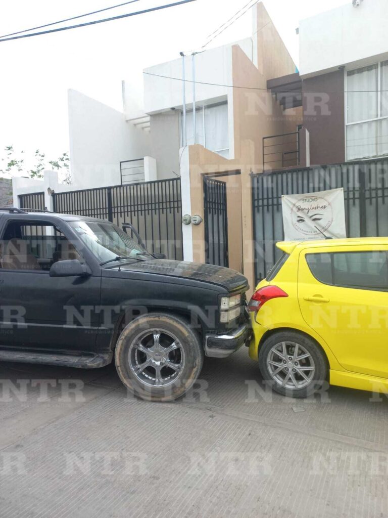 Registran accidente vehicular en calle Guatabampo