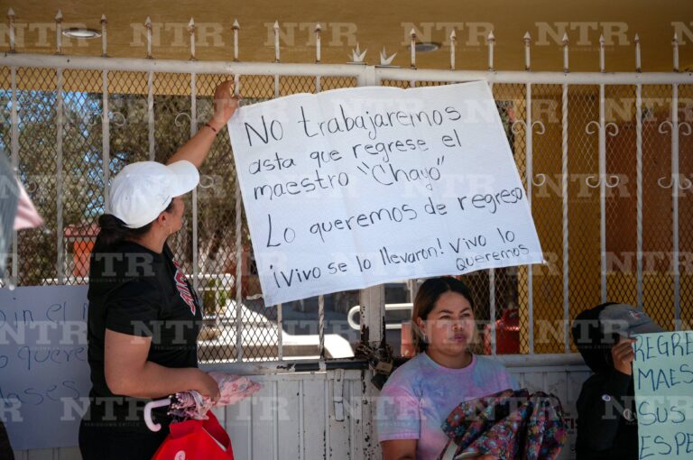 Toman primaria para exigir el regreso del profe Chayo