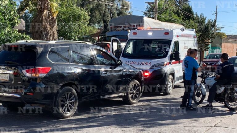 Impactan motociclista y camioneta en colonia Industrial; joven resulta lesionado