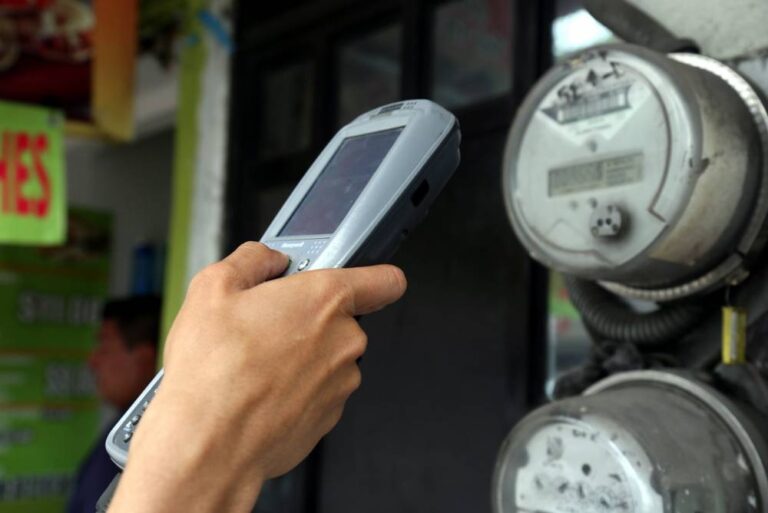 Acusan alza desmedida en tarifas de luz