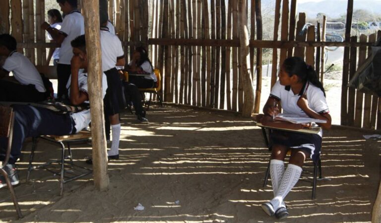Alcaldes se comprometen a mejorar escuelas del país: SEP