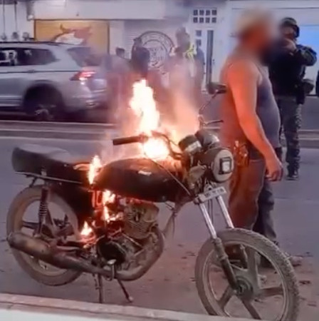 Hombre incendia su motocicleta para evitar que la decomisaran