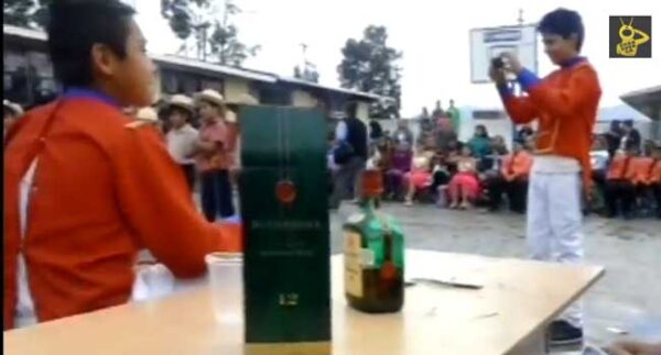 Alumnos de primaria celebran fin de curso con whisky