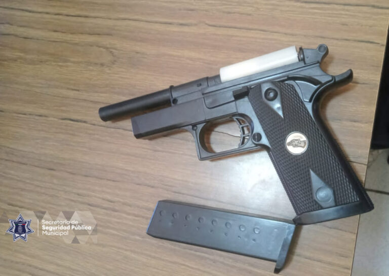 Aseguran réplica de arma en escuela