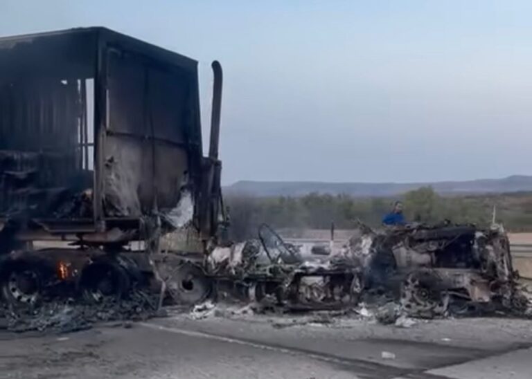 Se incendia camión quinta rueda en Cuauhtémoc