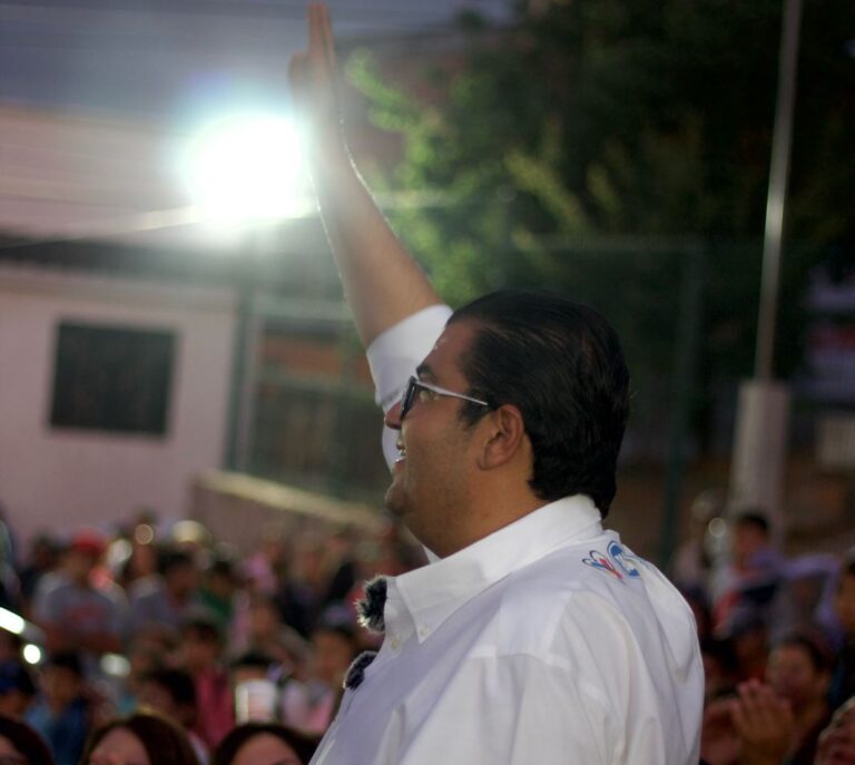 Celebra Roberto Luévano a niños; promete más infraestructura deportiva