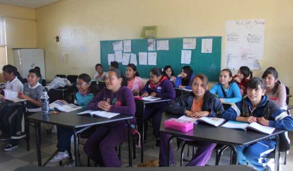De molestia a emoción, sentir de jóvenes por regreso a clases