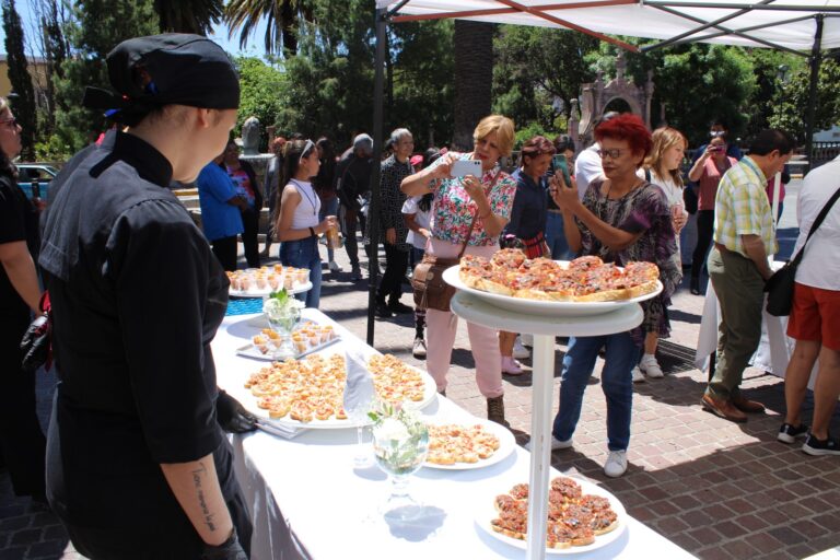 Deleitan universitarios con muestra gastronómica