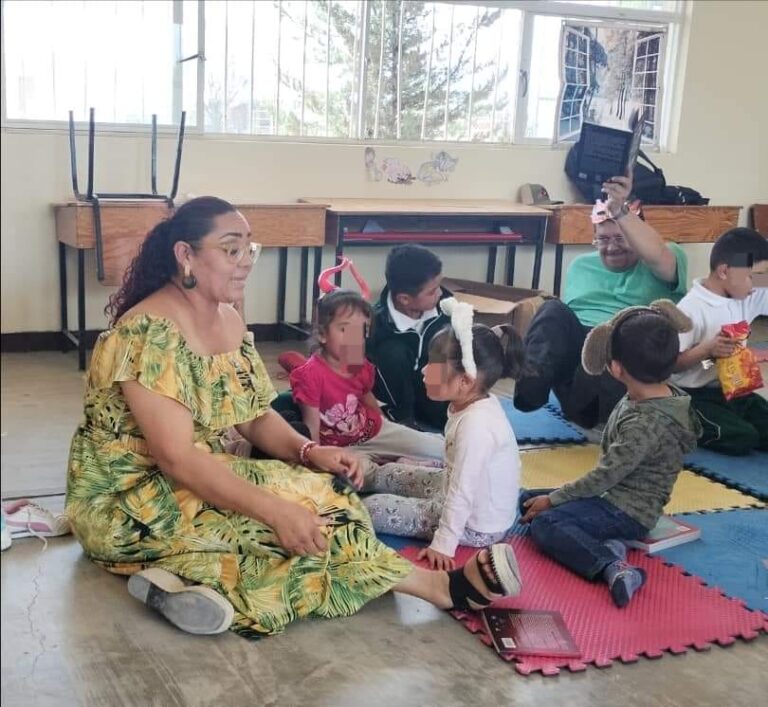 Disfrutan cuentos de valores en San Miguel Del Vergel