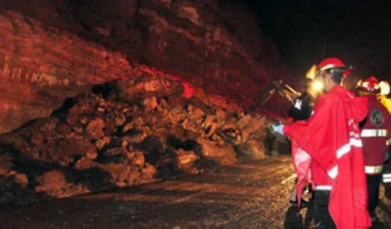 Earl provoca deslaves que afectan tramos carreteros en Oaxaca