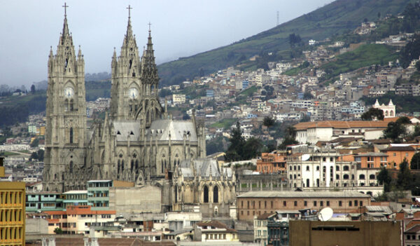 Inauguran el primer vuelo directo entre las ciudades de México y Quito