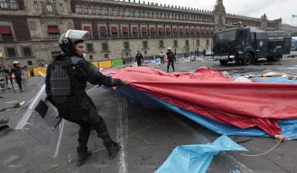 Limpian el Zócalo tras entrada de Policía Federal