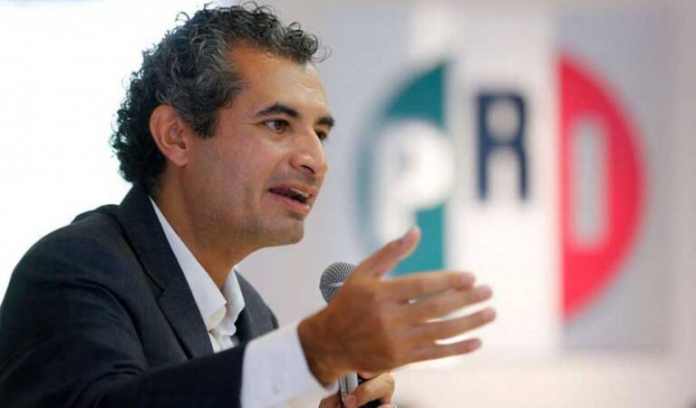 López Obrador debe definirse como dirigente o candidato: Ochoa Reza