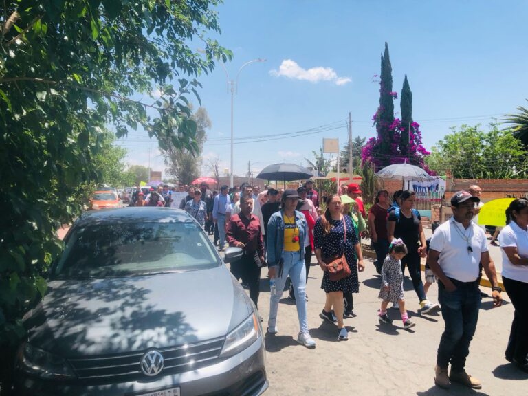 Suspenden clases y marchan por profesor privado de la libertad