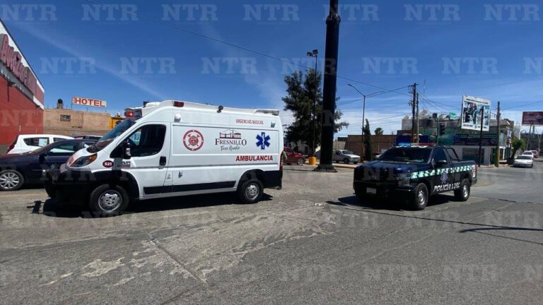 Motociclista resulta herida al ser impactada por un auto