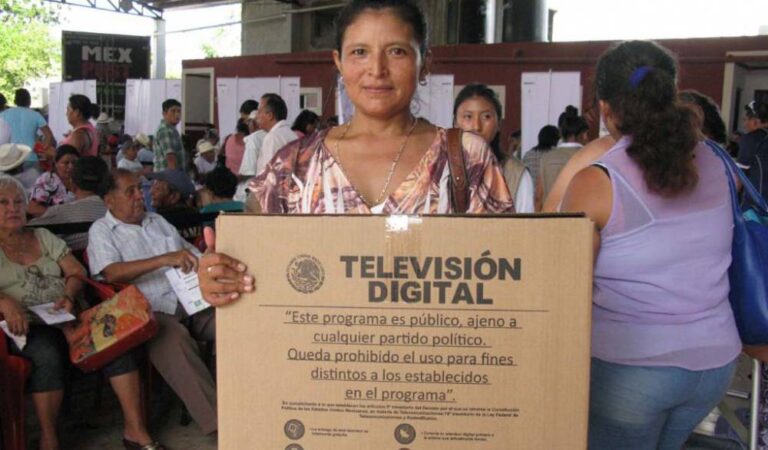 Presume Sedesol costo de televisores digitales