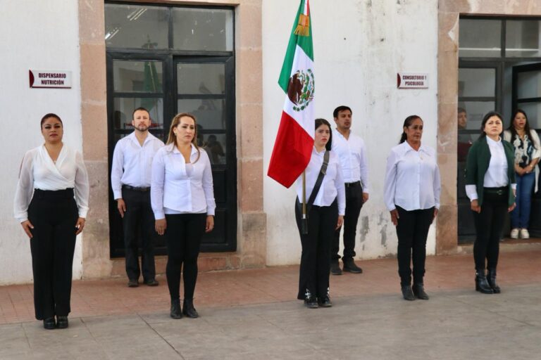 Realizan honores a la bandera en SMDIF