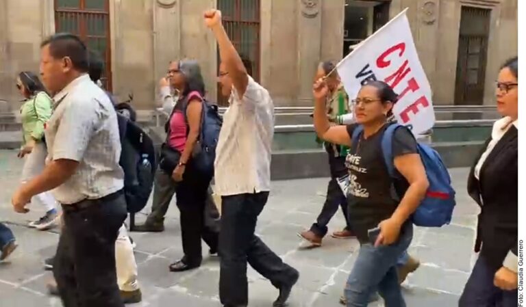 Reclama CNTE a AMLO privilegios a ‘charros’ del SNTE