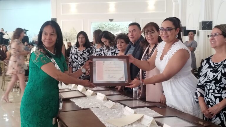 Reconocen a educadores en Fresnillo