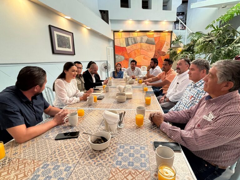 Se reúne Bennelly Hernández con constructores