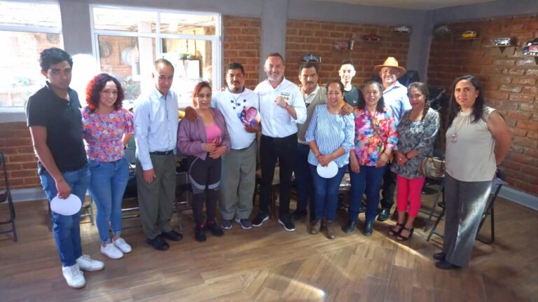 Se reúne Raymundo Moreno con migrantes
