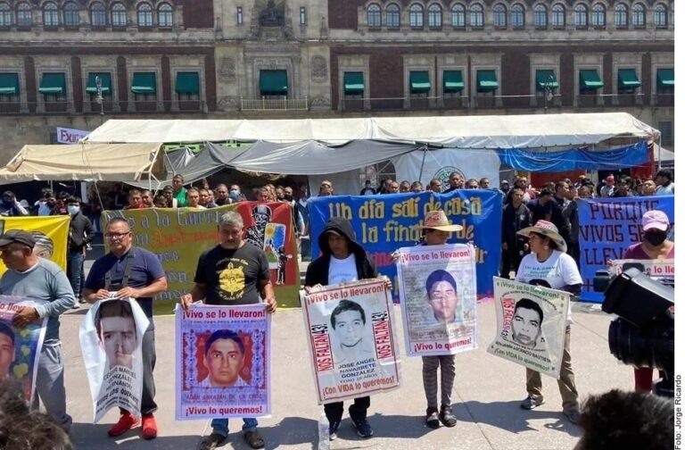 Se reunirá AMLO con padres de Ayotzinapa