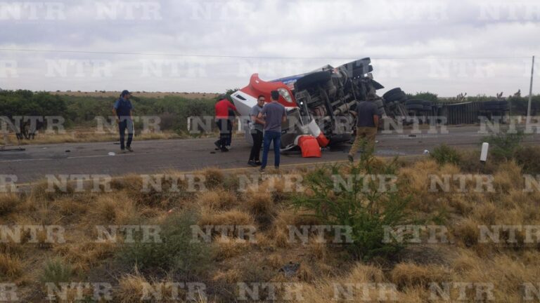 Se vuelca tractocamión en carretera federal 49