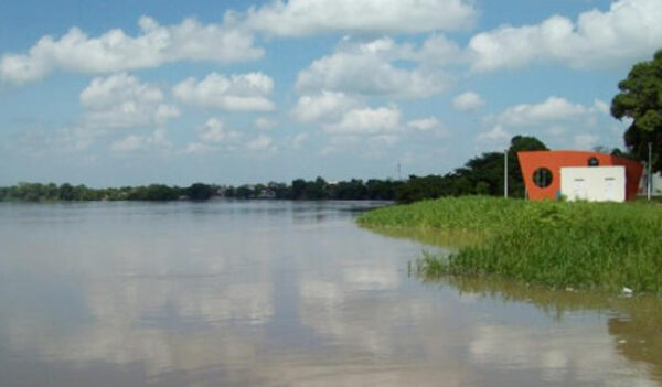 Superan dos ríos niveles críticos por lluvias en Tabasco