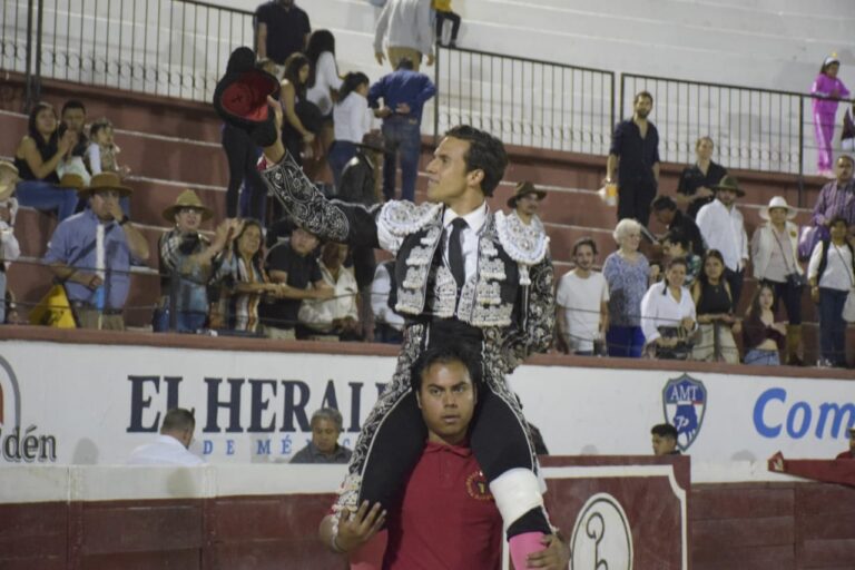 Tres orejas para Neyra y una para Pacheco en Texcoco