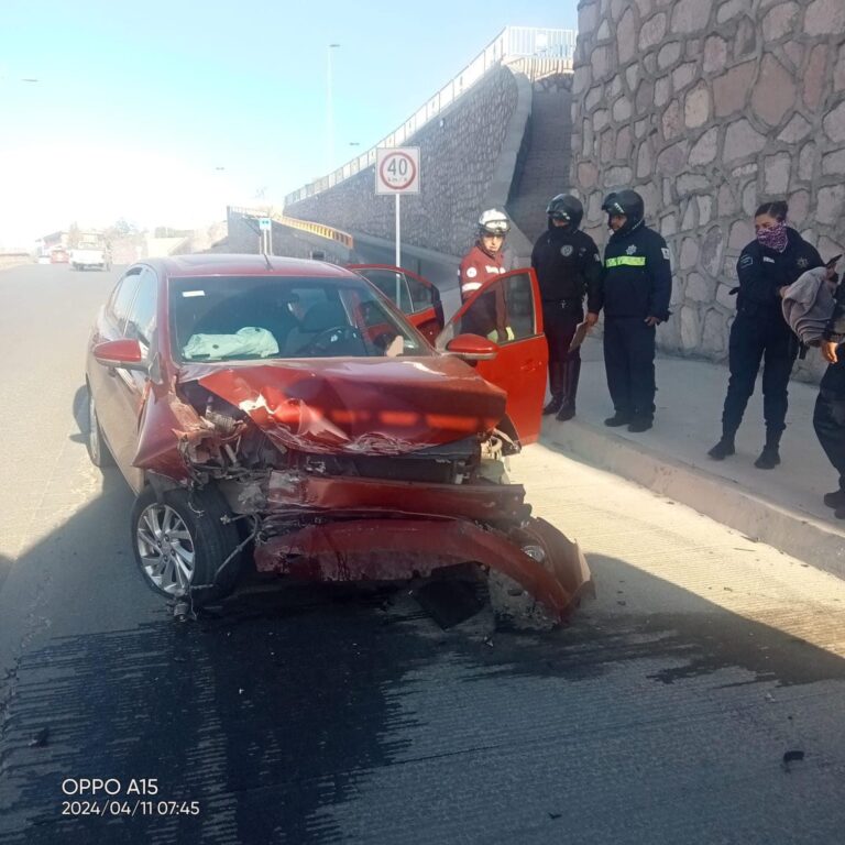 Terminan en el hospital tras chocar con muro de contención