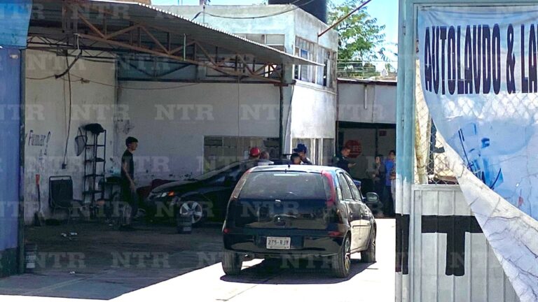 Mujer sufre accidente en autolavado