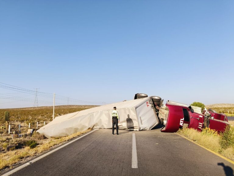 Vuelca quinta rueda que transportaba aires acondicionados