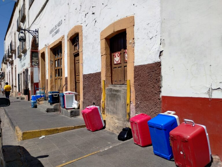 Afecta escasez de hielo a negocios
